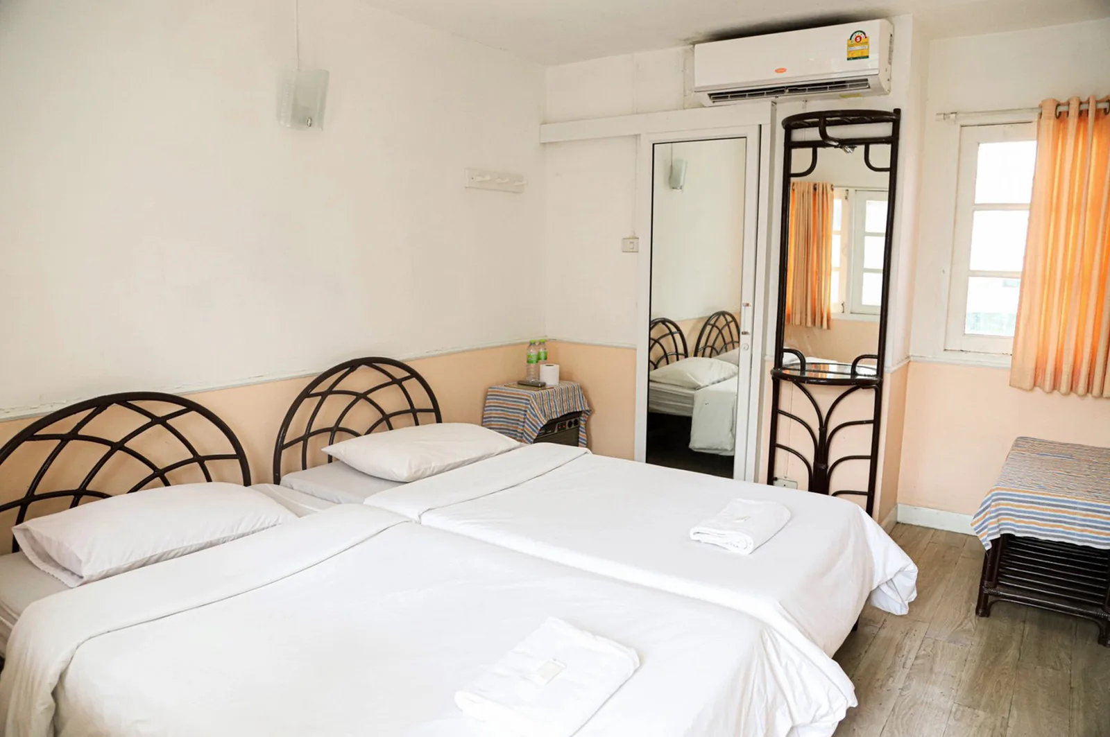 Standard Twin room with two beds and a mirrored wardrobe