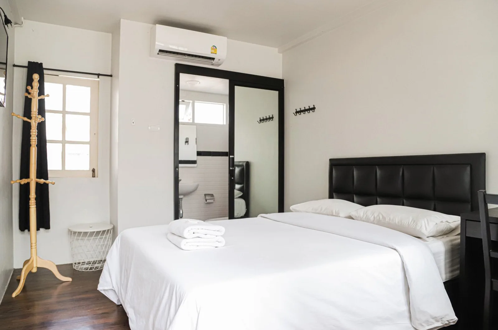 Superior Double room with leather headboard, coat stand and en-suite